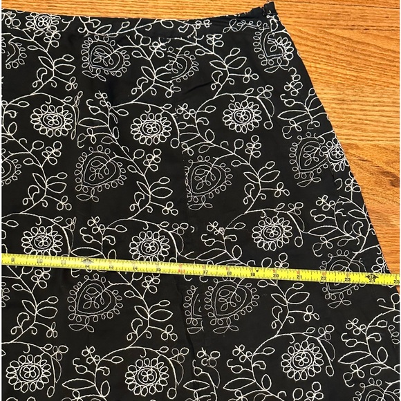Van Heusen Black Cream Embroidered A line Skirt Side Invisible Zipper Size 6 - Picture 6 of 7